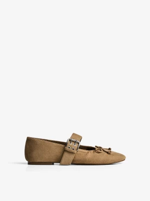 Bershka Balerinki Z Klamrą Kobieta Jasnobrzowy