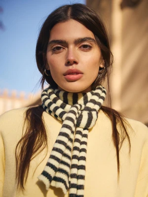 Bershka Bardzo Długi Szalik W Paski Kobieta Żółty