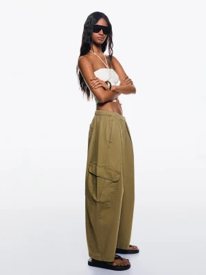 Bershka Bawełniane Spodnie Cargo Z Beczką Kobieta Khaki