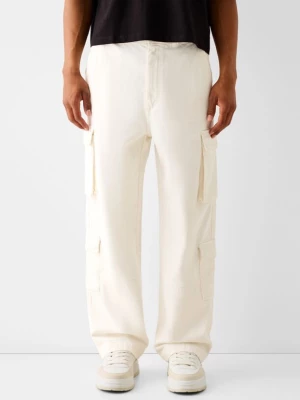 Bershka Bawełniane Spodnie Cargo Z Kontrastowymi Szwami Mężczyzna Biały Złamany
