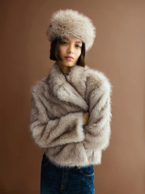 Bershka Czapka Ze Sztucznego Futerka Kobieta Kremowy