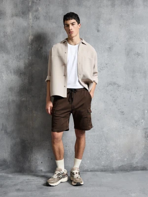 Bershka Bermudy Cargo Regular Cargo O Regularnym Kroju Cargo Mężczyzna Brązowy