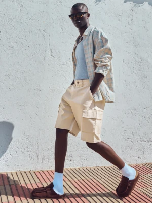 Bershka Bermudy Cargo Wide Mężczyzna Piaskowy