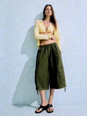 Bershka Bermudy Cargo Z Elastyczną Talią Kobieta Khaki