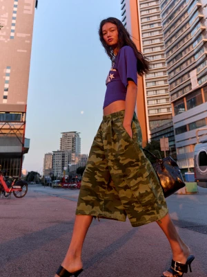 Bershka Bermudy Cargo Z Nadrukiem Kobieta Khaki