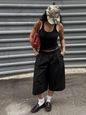 Bershka Bermudy Culotte Z Elastyczną Talią Kobieta Czarny