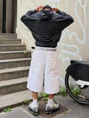 Bershka Bermudy Jeansowe Skater Mężczyzna Biały