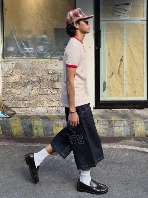 Bershka Bermudy Jeansowe Skater Z Haftem Mężczyzna Granatowy