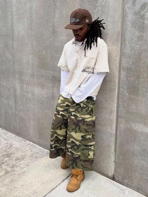 Bershka Bermudy Jortsy O Kroju Barrel Z Nadrukiem Mężczyzna Khaki