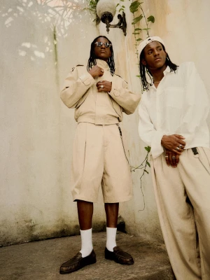 Bershka Bermudy O Kroju Barrel Z Zakładkami Mężczyzna Wielbłądzi