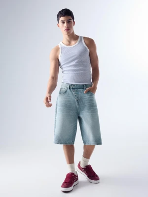 Bershka Bermudy O Kroju Barrel Ze Skrzyżowanymi Elementami Mężczyzna Wyblakły Niebieski