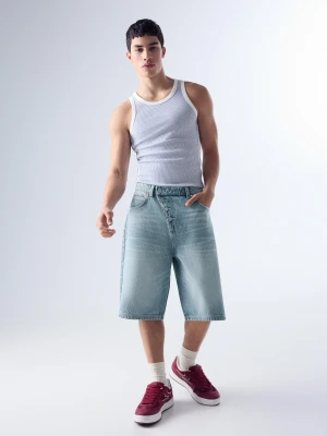 Bershka Bermudy O Kroju Barrel Ze Skrzyżowanymi Elementami Mężczyzna Wyblakły Niebieski