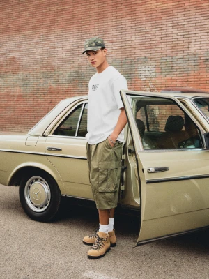 Bershka Bermudy O Kroju Super Baggy Cargo Z Zakładkami Mężczyzna Khaki