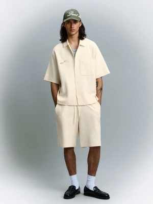 Bershka Bermudy Skater Z Gofrem Mężczyzna Biały Złamany