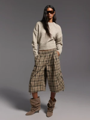 Bershka Bermudy W Kratę Kobieta Szary