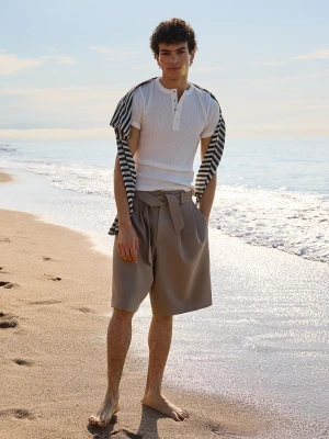 Bershka Bermudy Wide Leg Z Paskiem Mężczyzna Ciemnobeżowy