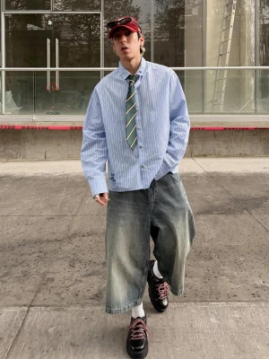 Bershka Bermudy Z Denimu O Kroju Super Baggy Mężczyzna Wyblakły Niebieski