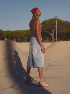 Bershka Bermudy Z Denimu Volcom Mężczyzna Jasnoniebieski