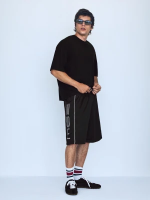 Bershka Bermudy Z Siateczki Z Kontrastowym Nadrukiem Mężczyzna Czarny