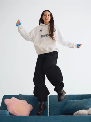 Bershka Bluza Mofusand Z Kapturem I Nadrukiem Kobieta Biały Złamany