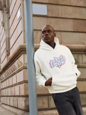 Bershka Bluza Z Kapturem I Nadrukiem Mężczyzna Biały Złamany