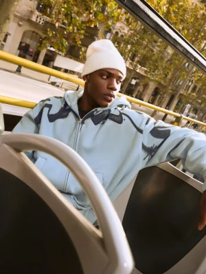 Bershka Bluza Z Kapturem, Suwakiem I Nadrukiem Mężczyzna Wyblakły Niebieski