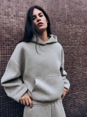 Bershka Bluza Z Kapturem Z Tkaniny Scuba Kobieta Szary