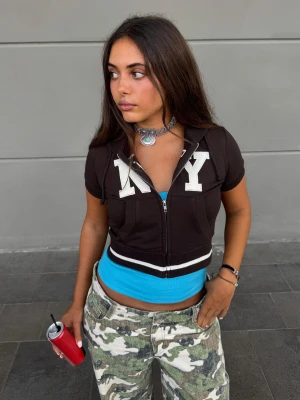 Bershka Bluza Z Krótkim Rękawem, Kapturem I Suwakiem Kobieta Brązowy