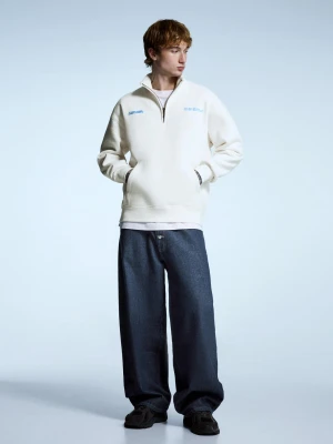 Bershka Bluza Z Nadrukiem Z Suwakiem Przy Kołnierzu Mężczyzna Biały Złamany