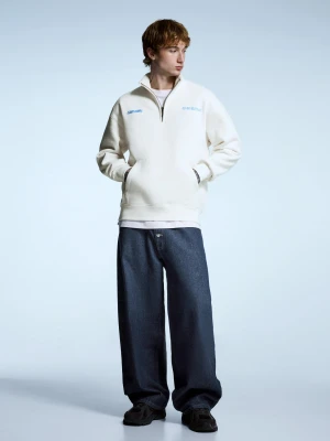 Bershka Bluza Z Nadrukiem Z Suwakiem Przy Kołnierzu Mężczyzna Biały Złamany