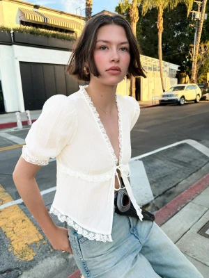 Bershka Bluzka Z Krótkim Rękawem I Wiązaniami Kobieta Biały