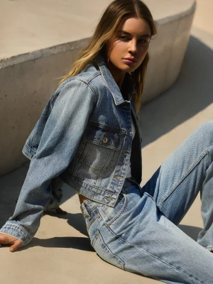Bershka Błyszcząca Kurtka Denim O Krótszym Kroju Kobieta Wyblakły Niebieski