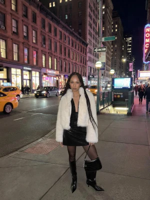 Bershka Błyszcząca Sukienka Mini Z Marszczeniem I Dekoltem Typu Halter Kobieta Czarny