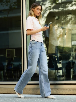 Bershka Błyszczące Jeansy O Kroju Straight Wide Kobieta Wyblakły Niebieski