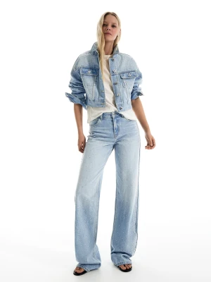 Bershka Błyszczące Jeansy O Kroju Straight Wide Leg Z Wysokim Stanem Kobieta Wyblakły Niebieski