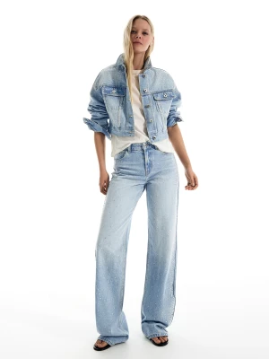 Bershka Błyszczące Jeansy O Kroju Straight Wide Leg Z Wysokim Stanem Kobieta Wyblakły Niebieski