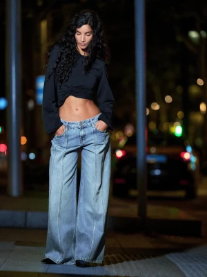 Bershka Błyszczące Jeansy Wide Leg Z Niskim Stanem Kobieta Wyblakły Niebieski