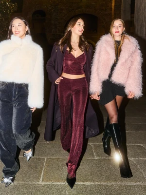 Bershka Błyszczące Spodnie O Kroju Flare Kobieta Bordowy