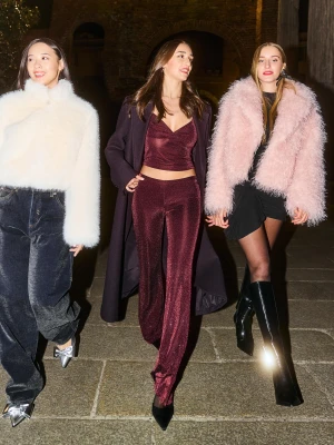 Bershka Błyszczące Spodnie O Kroju Flare Kobieta Bordowy