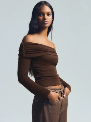 Bershka Błyszczący Top Bardot Ze Strukturą Kobieta Brązowy