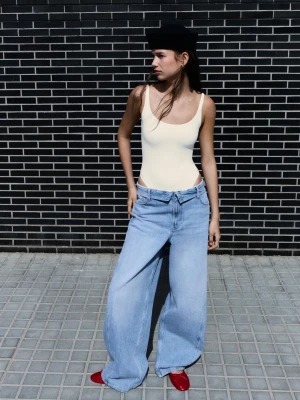 Bershka Body Na Ramiączkach Z Okrągłym Dekoltem Kobieta Kremowy