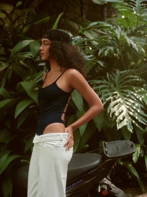 Bershka Body Na Ramiączkach Z Paskami Na Plecach Kobieta Czarny