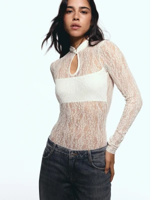 Bershka Body Z Długim Rękawem, Rozcięciem I Koronkowym Dekoltem Kobieta Biały Złamany