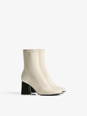 Bershka Botki Z Szerokim Obcasem Kobieta Kremowy
