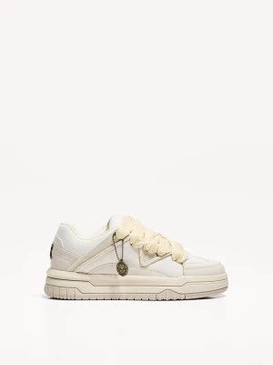 Bershka Buty Sportowe Skate One Piece Z Brelokiem Mężczyzna Biały