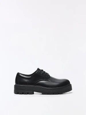 Bershka Buty Typu Blucher Z Kolekcji Basic Mężczyzna Czarny