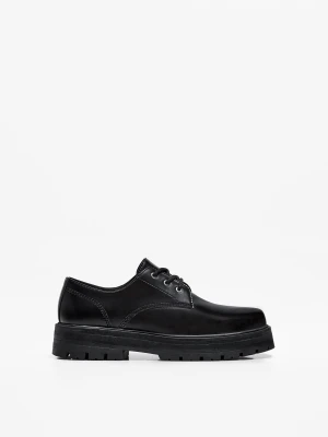 Bershka Buty Typu Derby Mężczyzna Czarny
