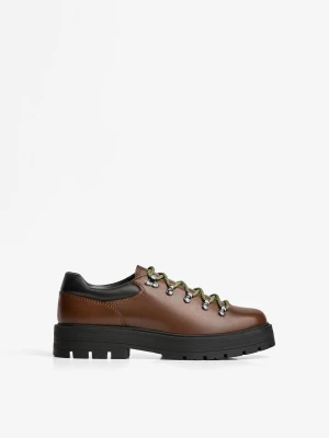 Bershka Buty Z Metalowymi Detalami Mężczyzna Brązowy