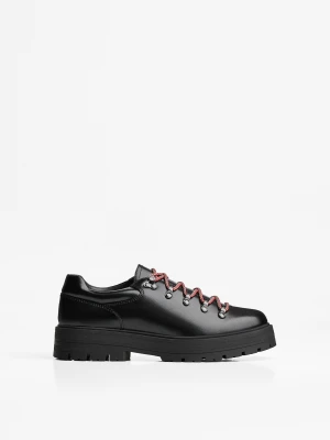 Bershka Buty Z Metalowymi Detalami Mężczyzna Czarny