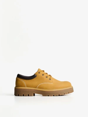 Bershka Buty Z Pikowanym Zdobieniem Mężczyzna Piaskowy
